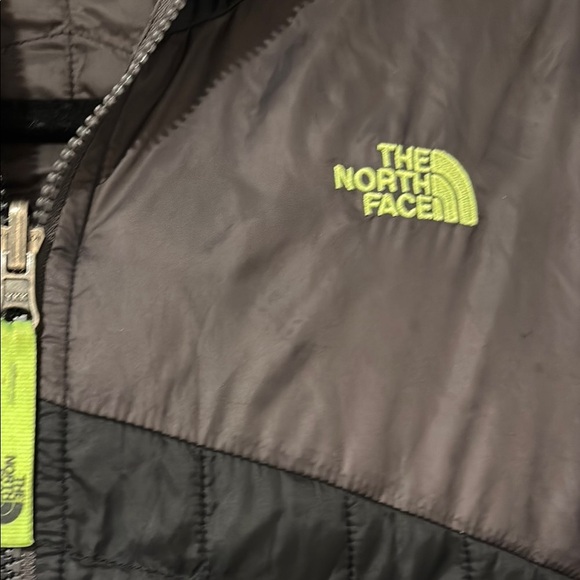 The North Face Reversible Black and Gray Kids Jacket - 18/20 - Picture 5 of 7
